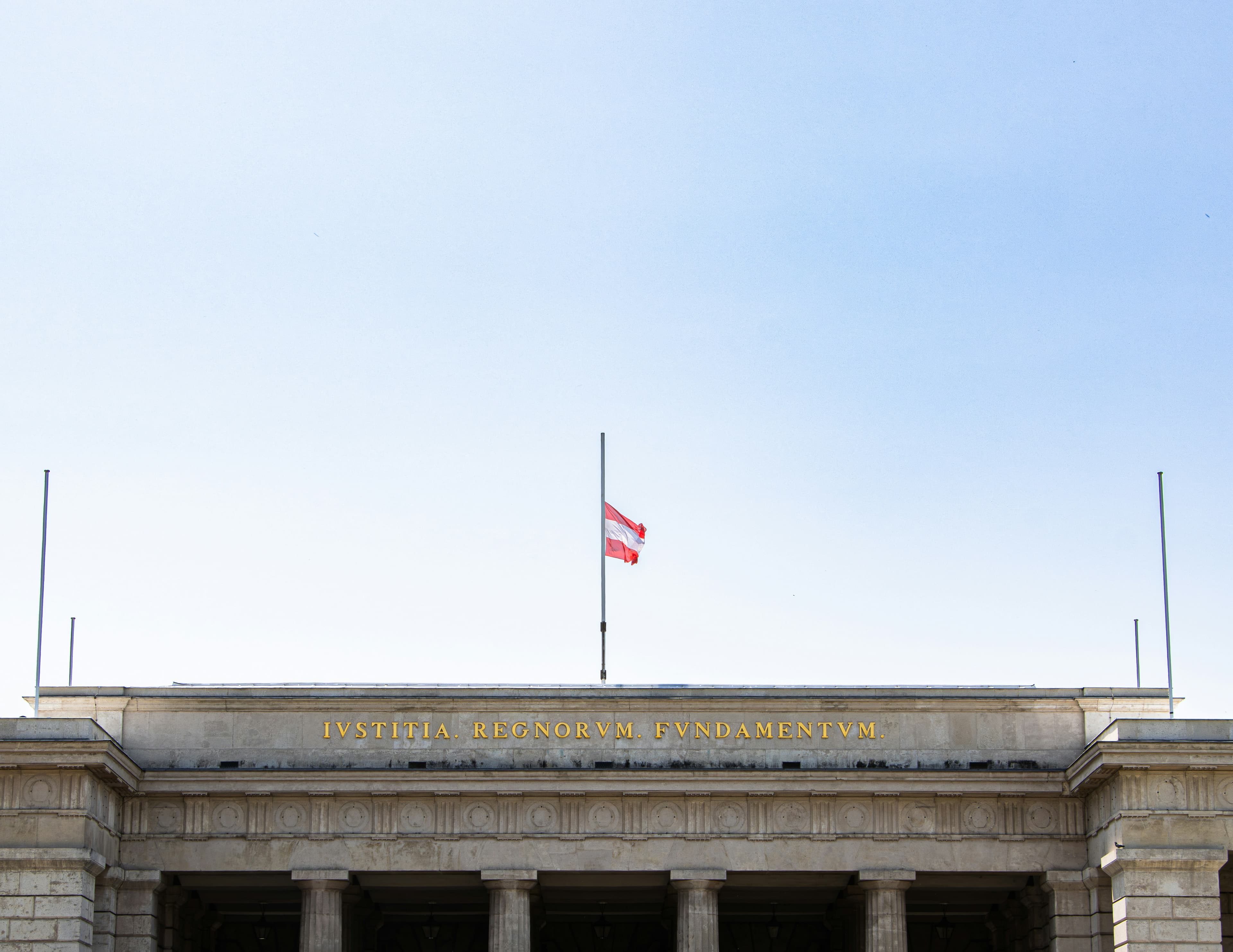 EU-rettens Rækkevidde: Nye Afgørelser om Ledelsens Sæde, AI-arbejde, Landbrugsstøtte og Natura 2000