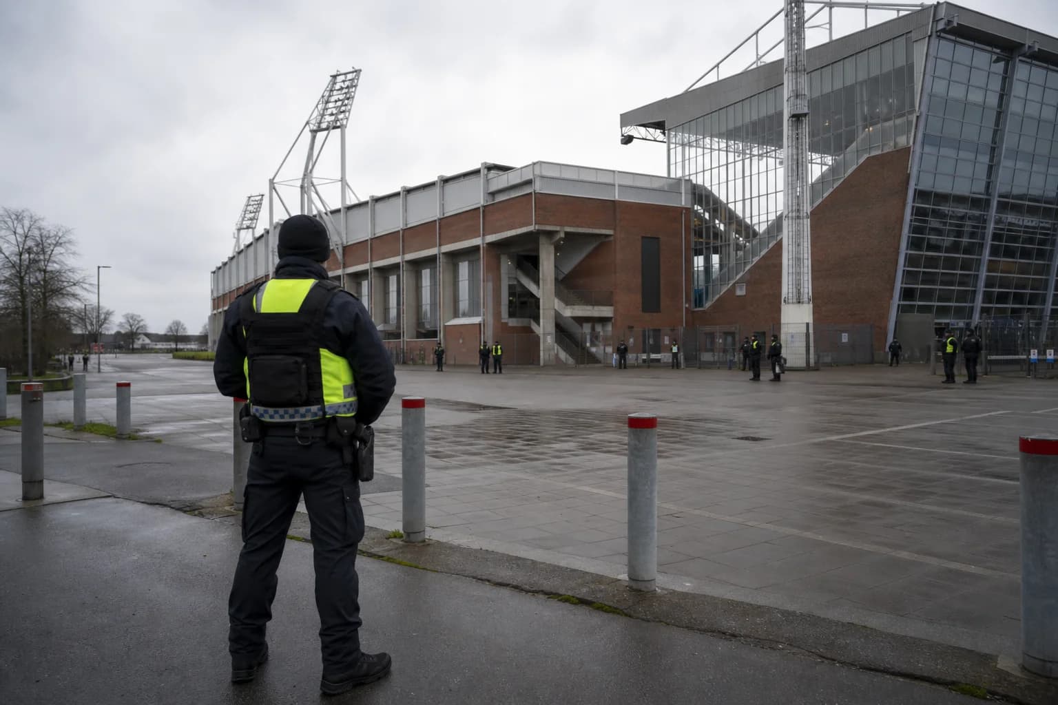 Fodboldstadion med tomme tribuner som symbol på karantæne.