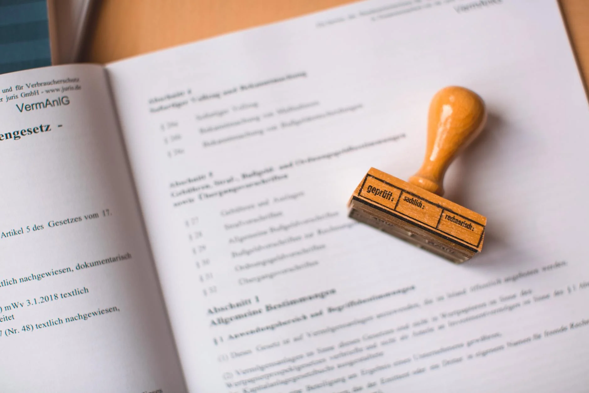 Billede af et officielt stempelmærke til tobaksvarer.